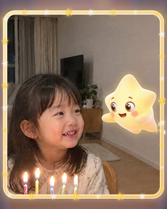 예시 이미지(가상 인물): 별빛 액자 속 생일 사진으로 루미가 날아 들어와 아이 옆에 멈춘 장면