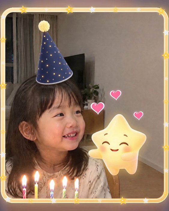 예시 이미지(가상 인물): 고깔모자를 쓴 아이 곁에 루미가 폭 기대고 하트가 떠오르는 장면